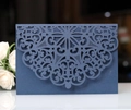 Invito blu navy intagliato al laser con motivo mandala su superficie bianca lucida - Blu inchiostro