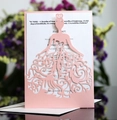 Detail van lasergesneden roze 40-jarig jubileumkaart met elegant jurkpatroon en textuur - Roze