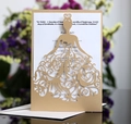 Detail van een lasergesneden gouden uitnodigingskaart met een elegant jurkontwerp - Beige Goud