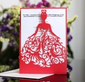 Detail van rode lasergesneden kaart met jurksilhouet voor het 40-jarig jubileum - Parelrood