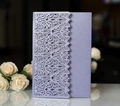 Detail des lasergeschnittenen Spitzenmusters auf perlmuttfarbener Hochzeitseinladung - Hellviolett