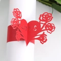 Roter lasergeschnittener Serviettenring aus Papier mit LOVE-Schriftzug und Rosendesign - Perlrot