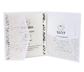 Elegante set di inviti di nozze bianchi tagliati al laser con carte RSVP su sfondo bianco - Bianco