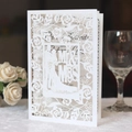 Invito matrimonio bianco con taglio laser raffinato e sagome degli sposi e fiori - Bianco