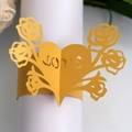 Goldener lasergeschnittener Serviettenring aus Papier mit Rosen und Herz-Motiv - Goldgelb