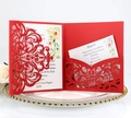 Détail d'une invitation rouge découpée au laser avec motifs floraux sur plateau - Rouge Perlé