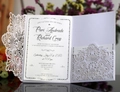 Detail der lasergeschnittenen weißen Hochzeitskarte mit feinem Mandala-Hohlmuster - Weiß