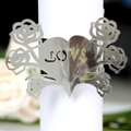 Silberner Serviettenring mit Rosen- und Herz-Ausschnitt und LOVE-Schriftzug - Reflektierendes Silber