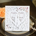 Elegante invitación de boda blanca cortada con láser con árbol de corazón y silueta de pareja - Blanco