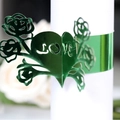Metallisch grüner Serviettenring aus Papier mit gelasertem LOVE-Herz und Rosen - Reflektierendes Grün