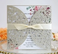 Détail d'invitation de mariage dorée découpée au laser avec nœud satiné et décor rose - Gris Argent