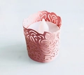 Lanterna floreale in oro rosa tagliata al laser con candela LED tremolante interna - Rosa