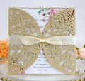 Λεπτομέρεια χρυσής πρόσκλησης laser-cut με σατέν φιόγκο και κομψά φλοράλ σχέδια - Μπεζ Χρυσό