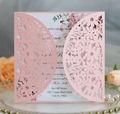Invito di nozze rosa tagliato al laser con motivo floreale e inserto in carta bianca - Rosa