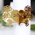 Goldene lasergeschnittene Serviettenringe mit LOVE-Schriftzug und Rosenmustern - Reflektierendes Gold
