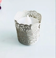 Dettaglio di candela LED tea light con paralume traforato con motivo floreale argento - Bianco Argento Perlato