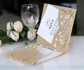 Λεπτομέρεια χρυσής πρόσκλησης γάμου laser-cut με κομψή δαντέλα και μαργαριταρένιο χαρτί - Μπεζ Χρυσό