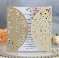 Dettaglio invito nuziale intagliato al laser con inserto rosa e decorazione floreale - Beige Oro
