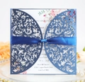 Invitation mariage bleu marine découpée au laser avec ruban satin et carte fleurie - Bleu Magique