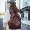 Mochila de cuero marrón oscuro con bolsillo frontal de cremallera en estilo urbano - Marrón Rojo