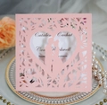 Detalle de invitación de boda cortada con láser con silueta romántica y diseño floral - Rosa