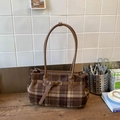 Dettaglio della borsa tote in lana scozzese marrone con manici in pelle e fibbia decor - Quadri Marroni