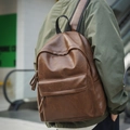 Detalle de la mochila vintage de cuero PU marrón con textura y tiradores de cremallera - Marrón Amarillento