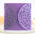 Gros plan de la pochette d'invitation violette découpée au laser avec motif floral - Violet foncé