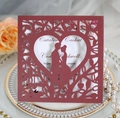 Detalle macro de invitación de boda cortada con láser con ramas y silueta de amantes - Rojo oscuro