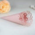 Cono nuziale in carta rosa chiaro tagliata al laser con motivi floreali a cuore - Rosa