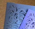 Dunkelblaue und lila lasergeschnittene Hochzeitseinladung mit Perlglanzeffekt - Magieblau