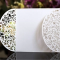 Elegante weiße lasergeschnittene Hochzeitseinladung mit floralem Hohlschliff-Muster - Weiß