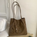 Détail du sac cabas marron foncé en suédine avec texture douce et petit porte-monnaie - Marron