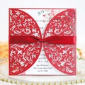 Elegante rote Laser-Hochzeitseinladung mit Seidenschleife auf Perlmutt-Kartonpapier - Perlrot