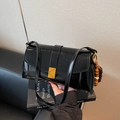 Borsa a tracolla nera minimalista con chiusura dorata e ciondoli decorativi in legno - Nero con ciondolo