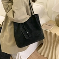 Grand sac cabas noir minimaliste en suédine avec une mini pochette enveloppe assortie - Noir