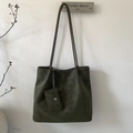 Détail du grand cabas vert foncé en cuir texturé avec sa petite pochette assortie - Vert Pâle