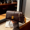 Borsa a tracolla marrone scuro in pelle con fibbia dorata e ciondolo di perline - Caffè con Ciondolo
