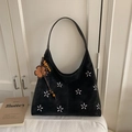 Schwarze Vintage-Schultertasche mit Blumenstickerei und Perlenanhänger in Mattoptik - Schwarz mit Anhänger