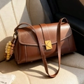 Borsa a tracolla vintage marrone con fibbia dorata e ciondolo di perline su sedile - Marrone con ciondolo