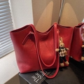 Bolso tote grande rojo de piel con colgante de conejo y correa ajustable - Con Colgante / Rojo