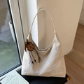 Cremefarbene Shopper Tasche mit hellblauer Blumenstickerei und Vintage-Anhänger - Weiß mit Anhänger