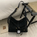 Schwarze Wildleder-Beuteltasche mit Kontrastnähten, geflochtenen Knoten und Goldbeschlägen - Schwarz