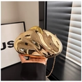 Nahaufnahme der goldenen Metallic-Clutch in Muschelform mit Spiegelglanz und Goldkette - Hellgold