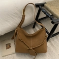 Große hobo-tasche in karamellbraun mit kontrastnähten und gewebtem detail - Braun