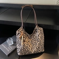 Grande borsa tote leopardata con manici marroni e ciondolo con perline boho - Caffè con Ciondolo