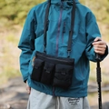 Borsa a tracolla outdoor nera in nylon con tre tasche e dettagli della zip in arancione - Nero