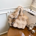 Beige flauschige Kunstfell-Tragetasche mit braunem Plüschbär-Anhänger für den Herbst und Winter - Khaki Mit Anhänger