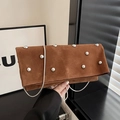 Borsa a tracolla in pelle scamosciata marrone con borchie e catena a serpente - Marrone