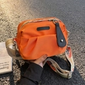 Borsa a tracolla in nylon arancione brillante con ampia tracolla stampata e logo nero - Arancione